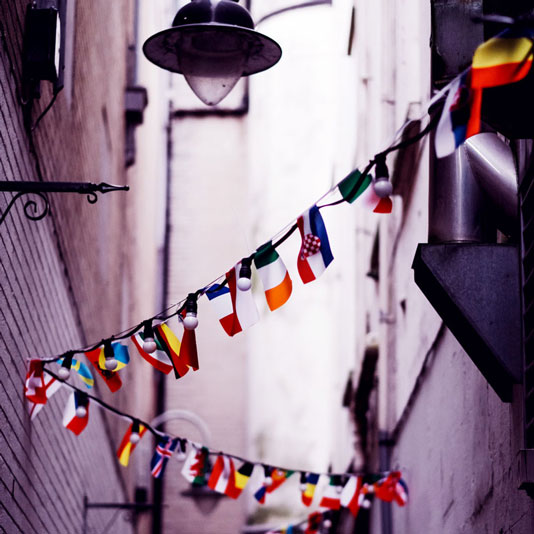 petits drapeaux accrochés ensemble dans les airs