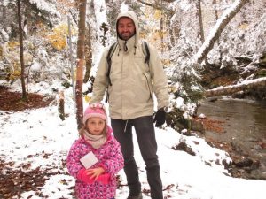 Pierre Lasou et sa fille dans une forêt enneigée