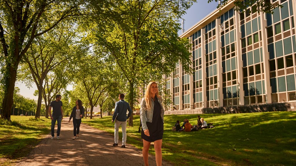 Étudiants et étudiantes marchant sur le campus de l'Université Laval