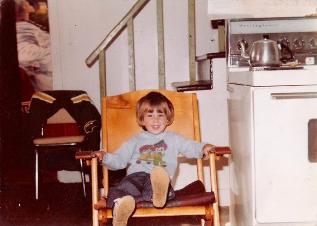 Frédérick Renaud enfant sur une chaise berçante