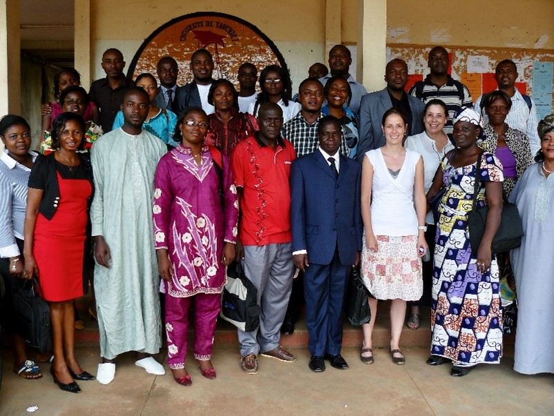 Marie-Claude Bernard en compagnie d'Africains de Yaoundé