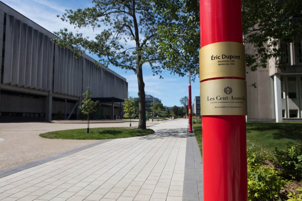 Luminaire de Éric Dupont sur de la Promenade des Cents-Associés près de la Bibliothèque de l'Université Laval
