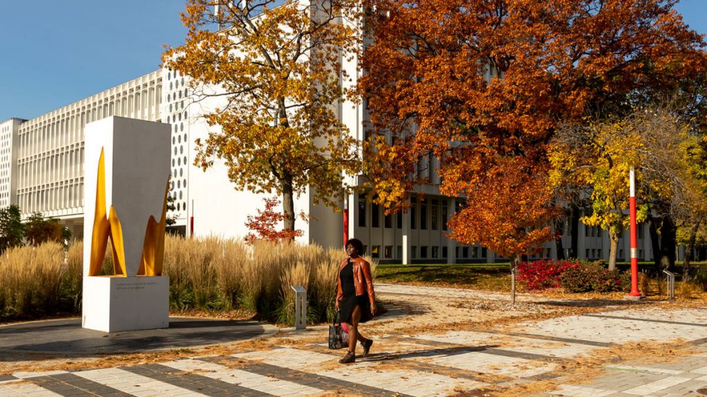 La promenade des Cent-Associés et l'oeuvre commémorative près de la Bibliothèque de l'Université Laval en automne.