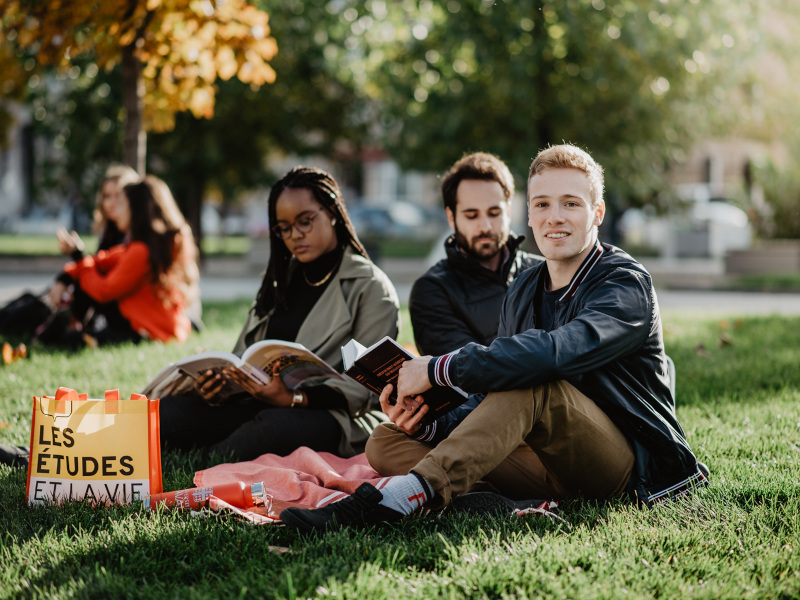 Étudiants profitant du beau temps sur le campus de l'Université Laval