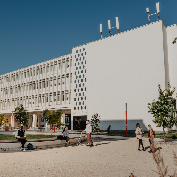 Étudiants sur la promenade des Cent-Associés