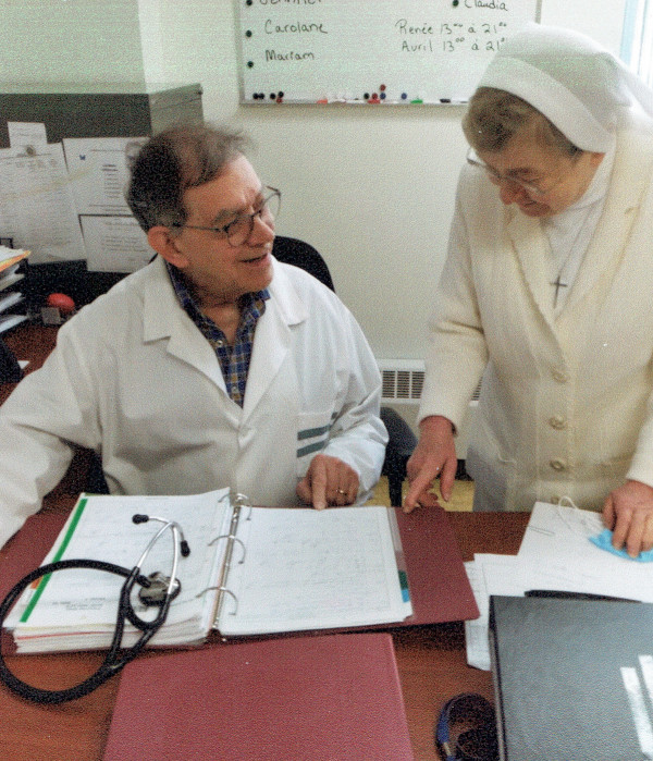 Dr Jacques Legrand au travail auprès des Augustines de Québec