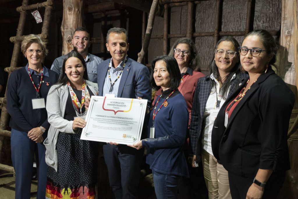 Remise d'une plaque de reconnaissance à la présidente-directrice générale de la Fondation Mastercard, Mme Reeta Roy