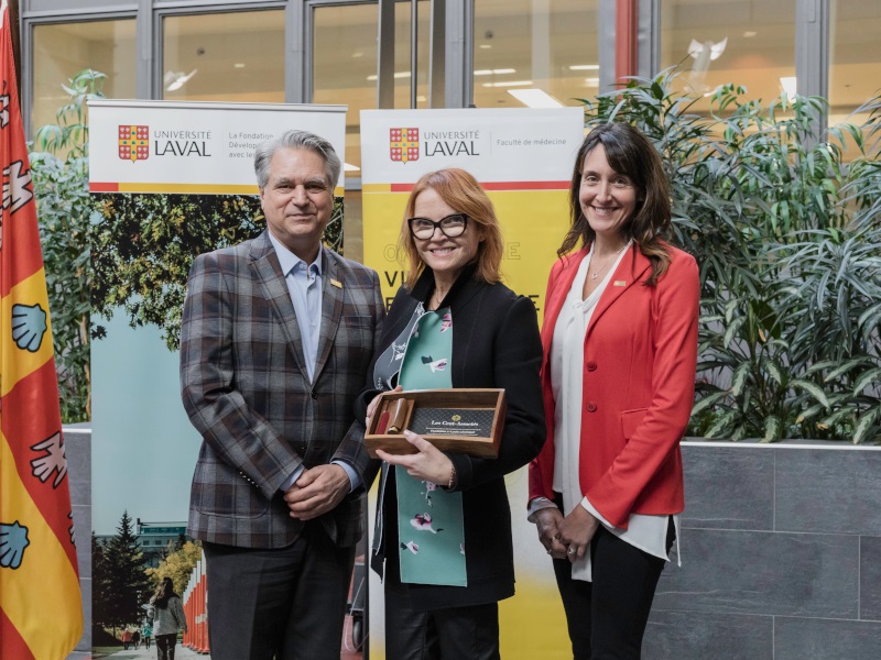 Josée Darche, présidente-directrice générale de la Fondation J.-Louis Lévesque, reçoit le coffret symbolique du programme Les Cent-Associés de l’Université Laval