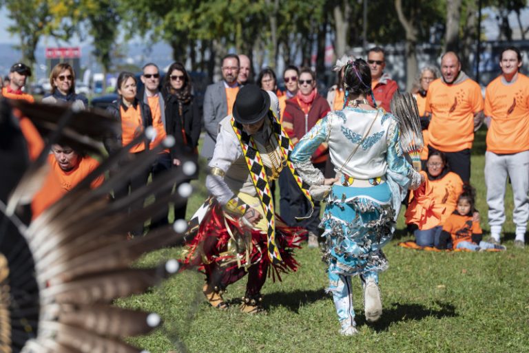 Pow-wow avec des danseuses et danseurs provenant des nations blackfoot, wendat, atikamekw, innue et métisse