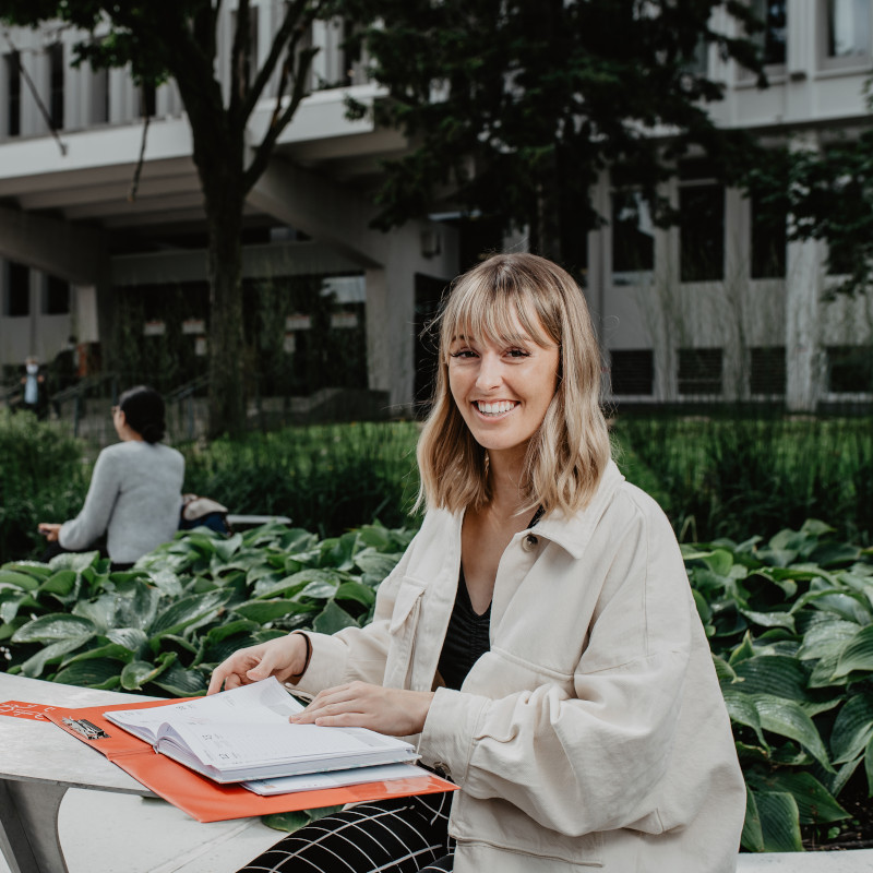 Jeune femme étudiant à l'extérieur