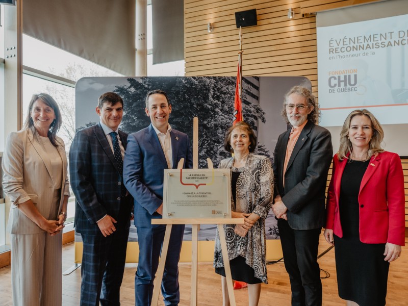 De gauche à droite : Caroline Girard, cheffe de la Direction de la philanthropie et des relations avec les diplômées et diplômés, Éric Vigneault, titulaire de la Chaire de recherche en curiethérapie par imagerie, Francis Morin, vice-président exécutif de la Fondation du CHU de Québec, Lucie Germain, titulaire de la Chaire de recherche sur les organes reconstruits en laboratoire, Julien Poitras, doyen de la Faculté de médecine et Eugénie Brouillet, vice-rectrice à la recherche, à création et l’innovation.