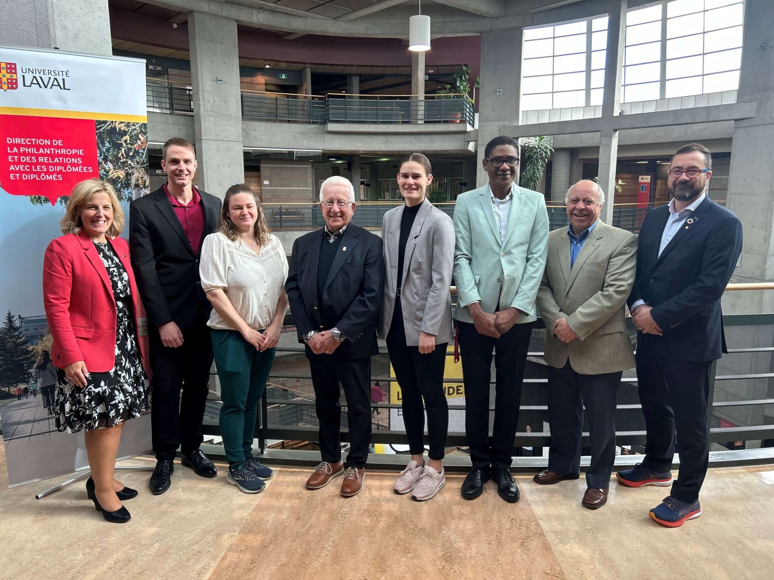 Les boursières et boursiers sont en compagnie des représentants de la DPRD et de l'Université Laval, et de monsieur Paul Choquette, directeur général de la Fondation Famille Choquette