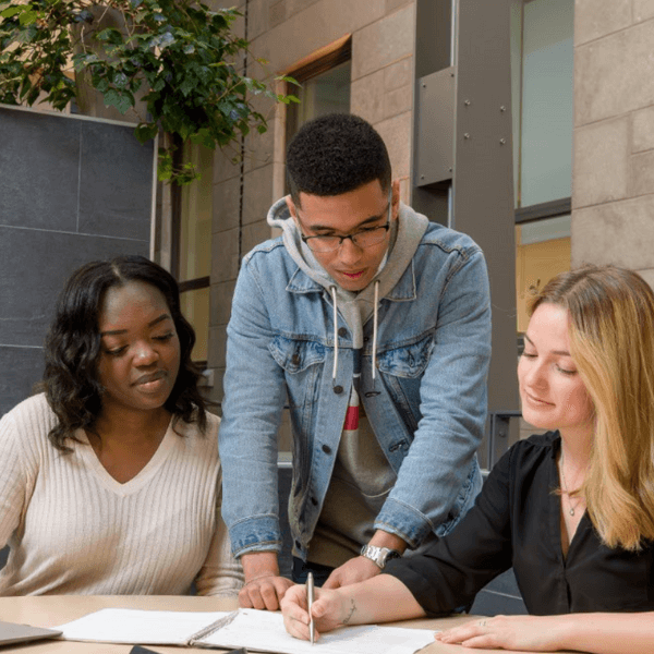 Trois étudiants qui discutent