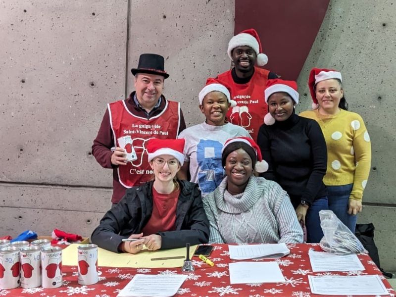Des bénévoles rassemblés lors de la Guignolée 2025 sur le campus