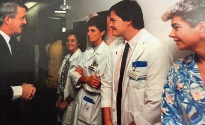 Andrée Suzanne Hest au centre, lors d'une visite surprise de Brain Mulroney au CHUL en 1989