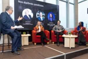 De gauche à droite : M. Paul Larocque en compagnie des panélistes : Mme Julie Couture, M. Antony Bertrand Grenier, et Mme Malia Kounkou.