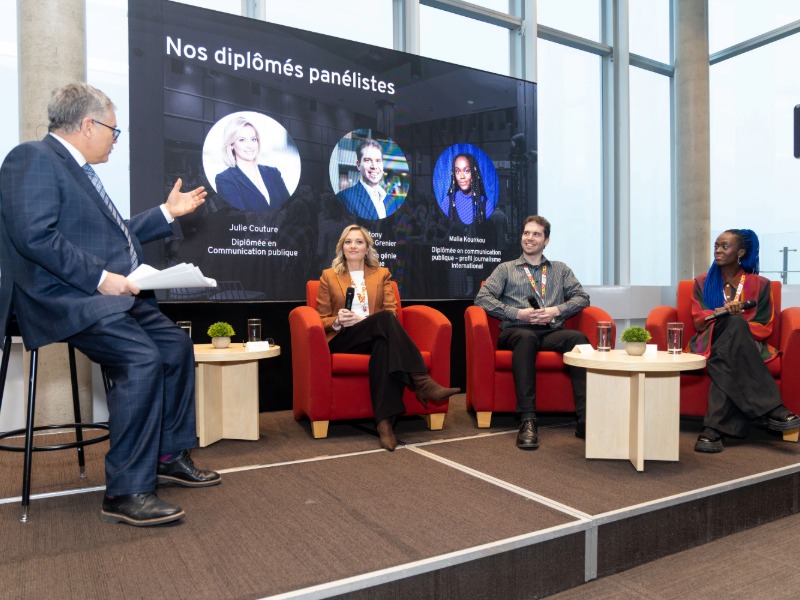 De gauche à droite : M. Paul Larocque en compagnie des panélistes : Mme Julie Couture, M. Antony Bertrand Grenier, et Mme Malia Kounkou.
