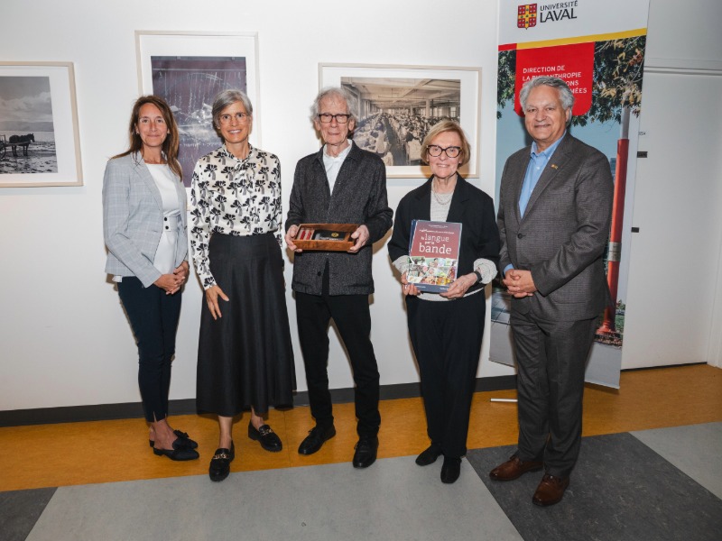 De gauche à droite : Caroline Girard, cheffe de la Direction de la philanthropie et des relations avec les diplômées et diplômés, Sophie D’Amours, rectrice, Claude Violette, Jocelyne Bergeron, Marc Deschênes, conseiller spécial - dons majeurs et planifiés.