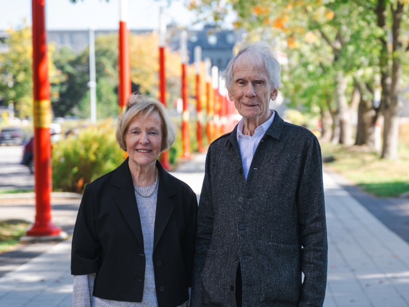 Jocelyne Bergeron et Claude Violette devant la Promenade des Cent-Associés.