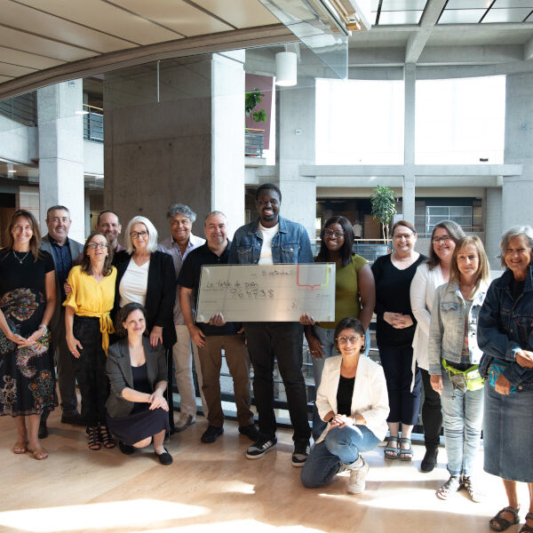 Remise de chèque au président de la Table du Pain, Giresse Mpey Ilimi, en compagnie de l'équipe du Centre d'appel de la DPRD