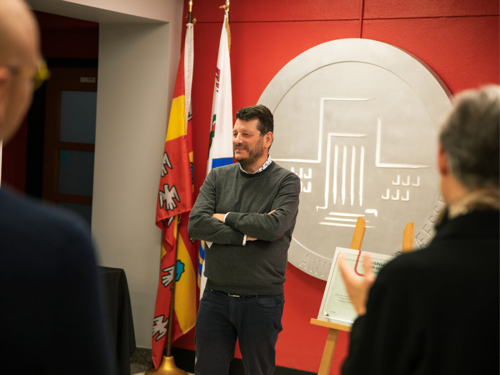 Charles Martel, directeur général et chef régional région du Québec chez Banque CIBC, lors de la remise de la plaque du Cercle du savoir collectif de l'Université Laval. Crédit photo : Frédérick Gervais.