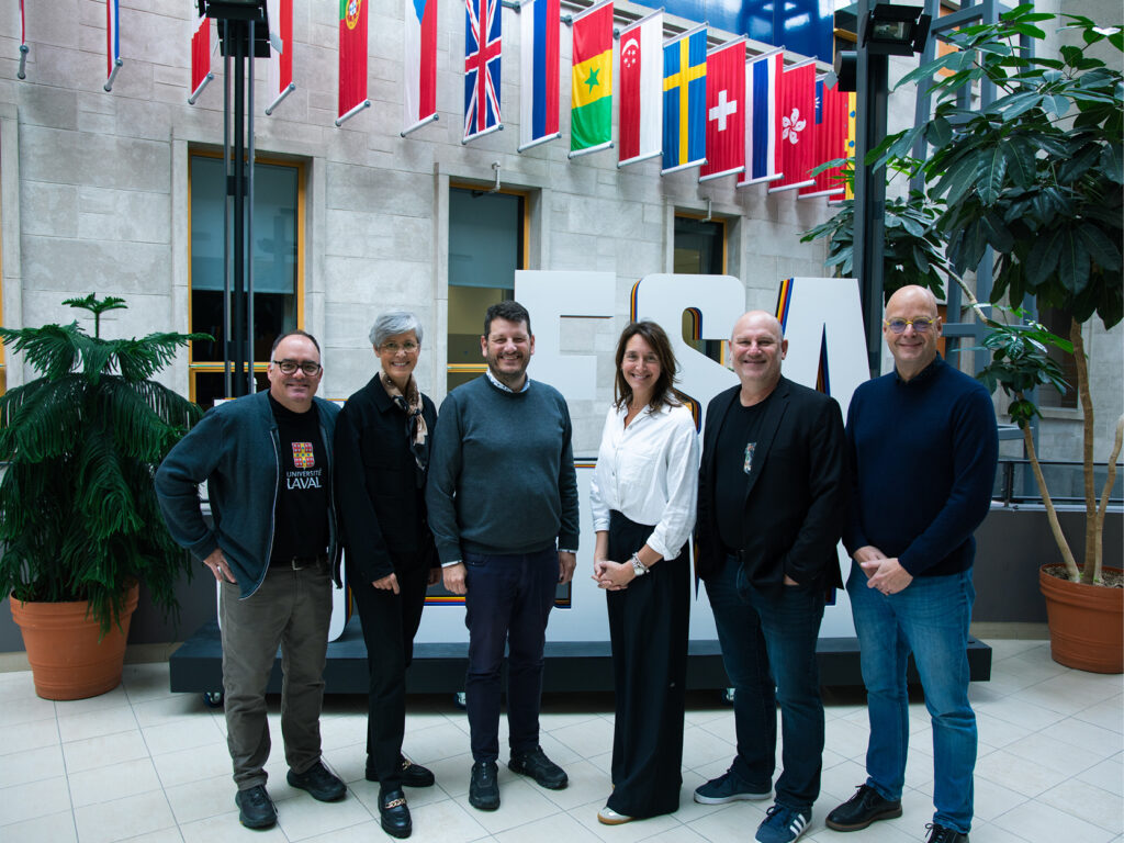 De gauche à droite: Pierre Langevin, responsable du développement philanthropique, Sophie D’Amours, rectrice, Charles Martel, directeur général et chef régional région du Québec chez Banque CIBC, Caroline Girard, cheffe de la Direction de la philanthropie et des relations avec les diplômées et diplômés, Frank Pons, doyen de la Faculté des sciences de l’administration et Stéphane Boudreau, doyen de la Faculté des sciences et de génie. Crédit photo : Frédérick Gervais.